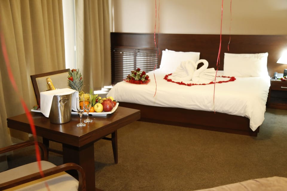 Deluxe Suite, 1 King Bed, Non Smoking, Mountain View | In-room safe, blackout drapes, WiFi (free), bed sheets