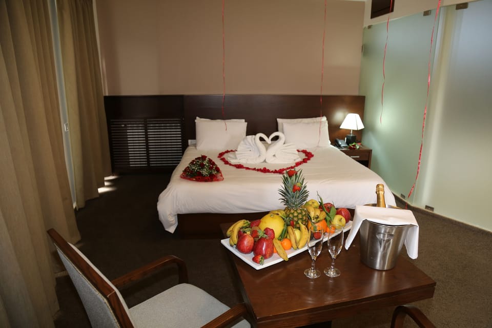 Deluxe Suite, 1 King Bed, Non Smoking, Mountain View | In-room safe, blackout drapes, WiFi (free), bed sheets
