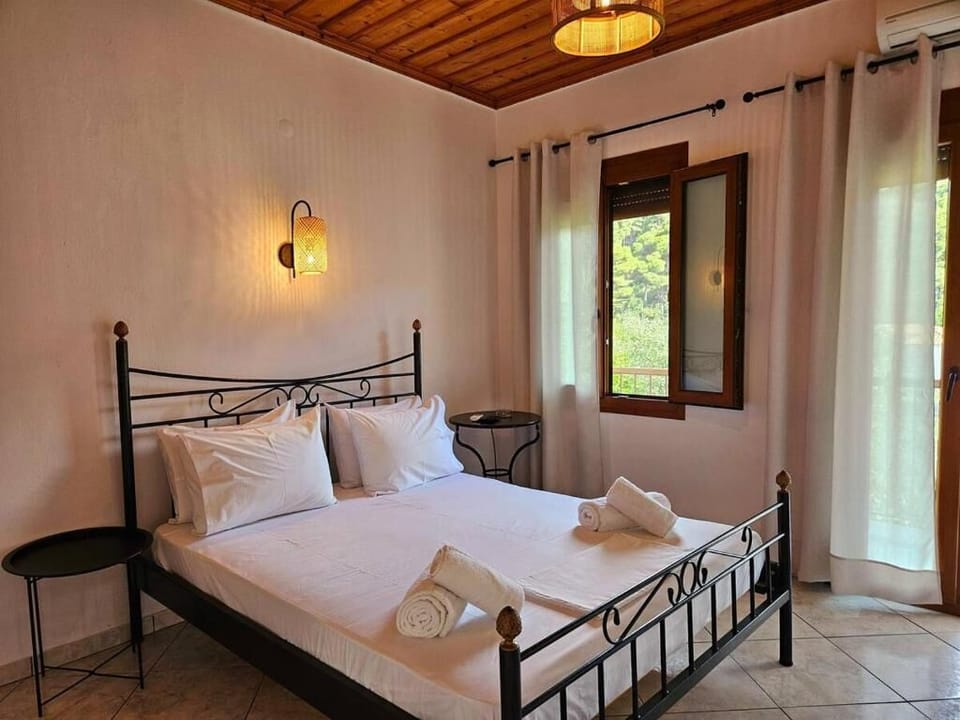Basic Room, 1 Queen Bed, Non Smoking, Mountain View | Free WiFi, bed sheets