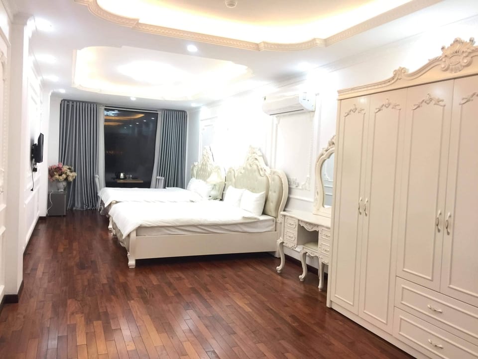 Deluxe Quadruple Room | Minibar, desk, blackout drapes, soundproofing