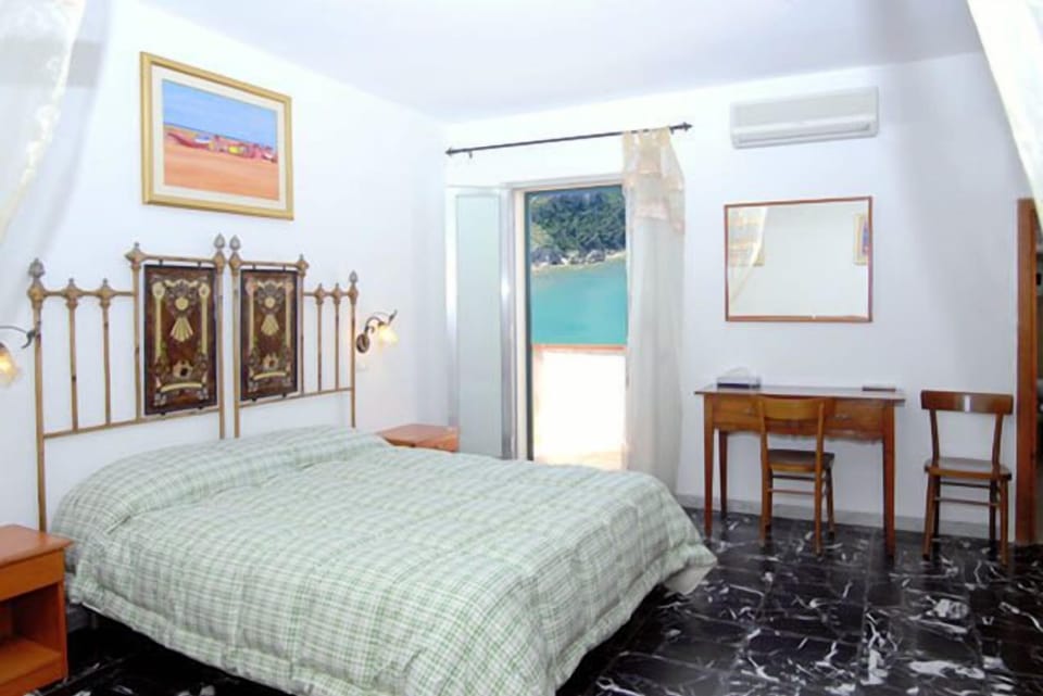 Double Room, Sea View | Desk, blackout drapes, free cribs/infant beds, free WiFi