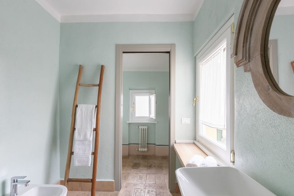 Deluxe Double Room, 1 Queen Bed, Non Smoking, Vineyard View | Bathroom | Shower, free toiletries, hair dryer, slippers