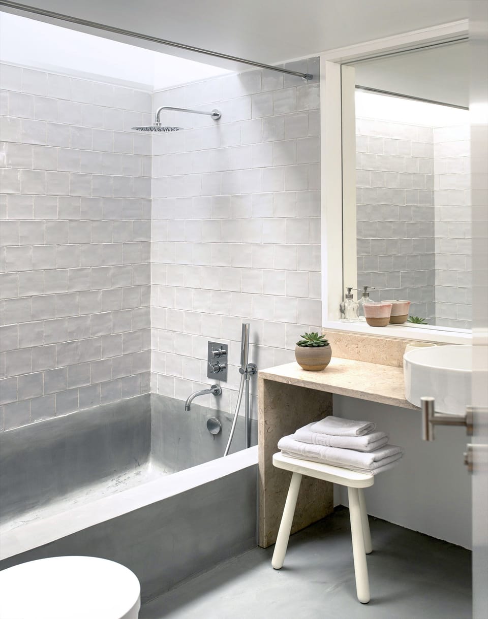 Deep soaking bathtub