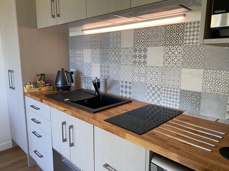 Suite 3 | Private kitchen | Coffee/tea maker, fridge, microwave, stovetop