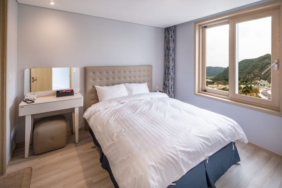Premium bedding, blackout drapes, free WiFi, bed sheets