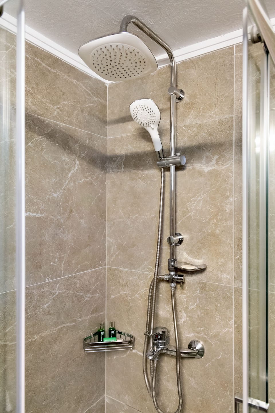 Shower, rainfall showerhead, free toiletries, hair dryer