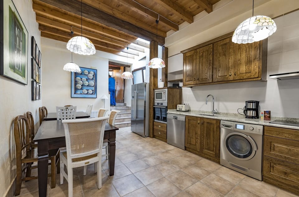 Full-size fridge, microwave, oven, dishwasher