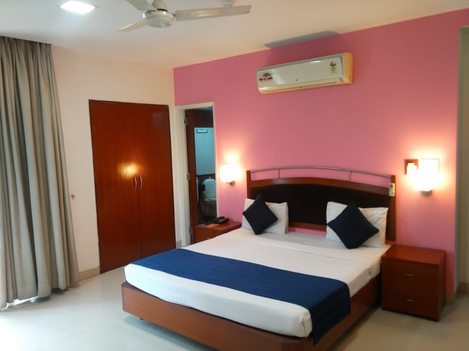 Minibar, in-room safe, soundproofing, iron/ironing board