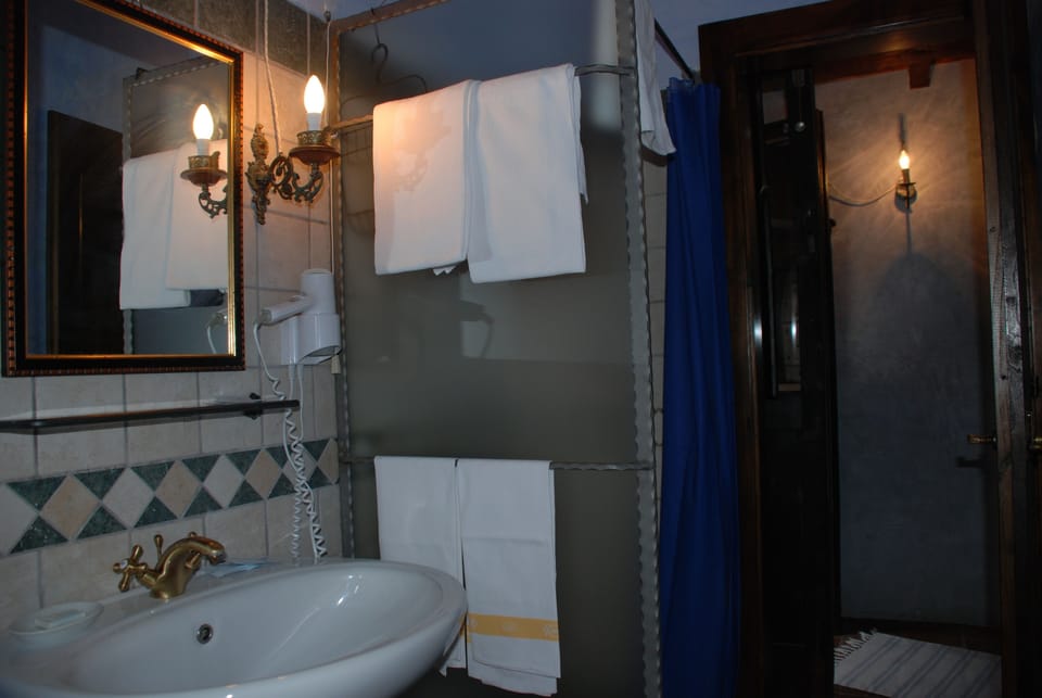 Triple Room, Mountain View | Bathroom | Free toiletries, hair dryer, bidet, towels