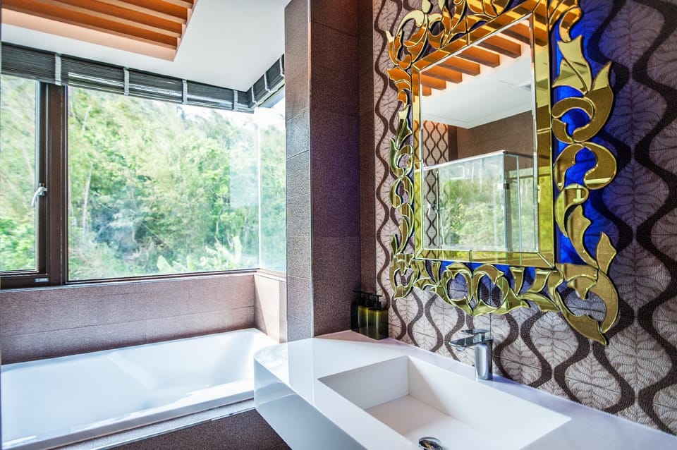 Deluxe Triple Room, Multiple Beds, Partial Ocean View | Bathroom | Shower, free toiletries, hair dryer, slippers