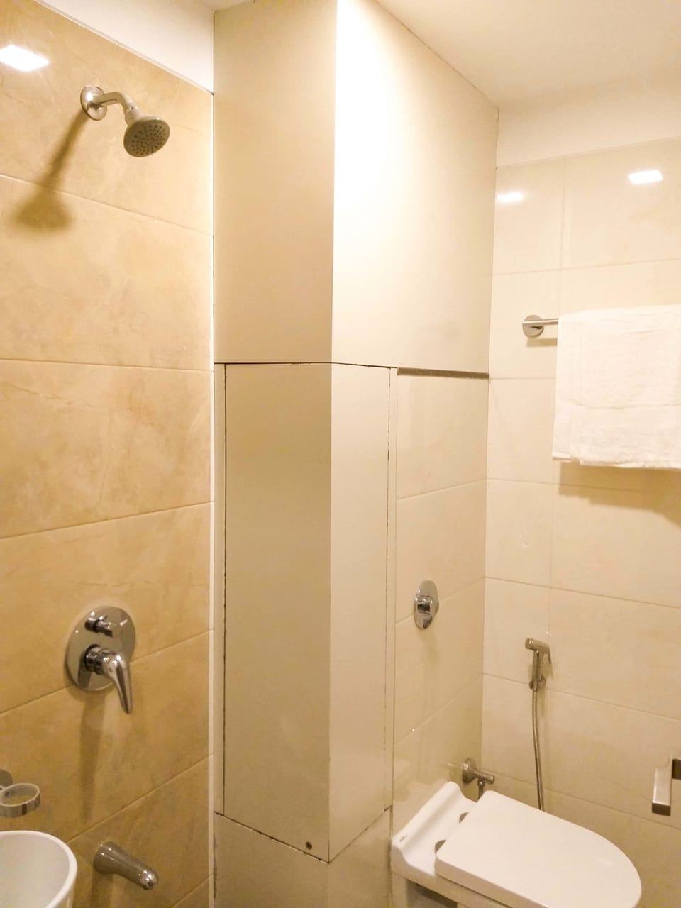 Shower, free toiletries, towels