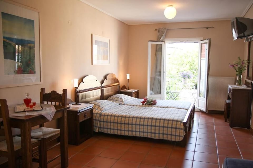 Desk, soundproofing, free cribs/infant beds, free WiFi