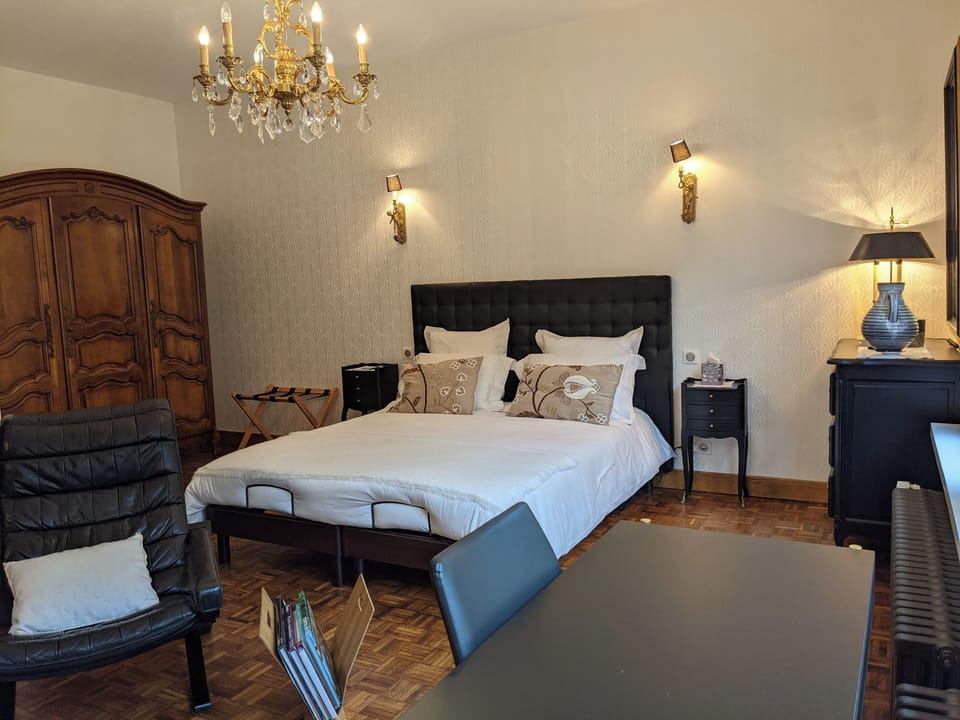 Deluxe Suite, Accessible (Victor) | Frette Italian sheets, premium bedding, individually decorated