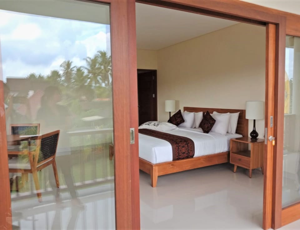 In-room safe, desk, soundproofing, free WiFi