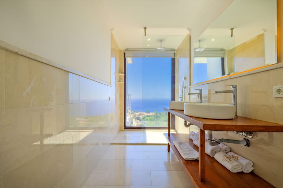Deluxe Double with Bathtub | Bathroom | Hair dryer, bathrobes, slippers, bidet