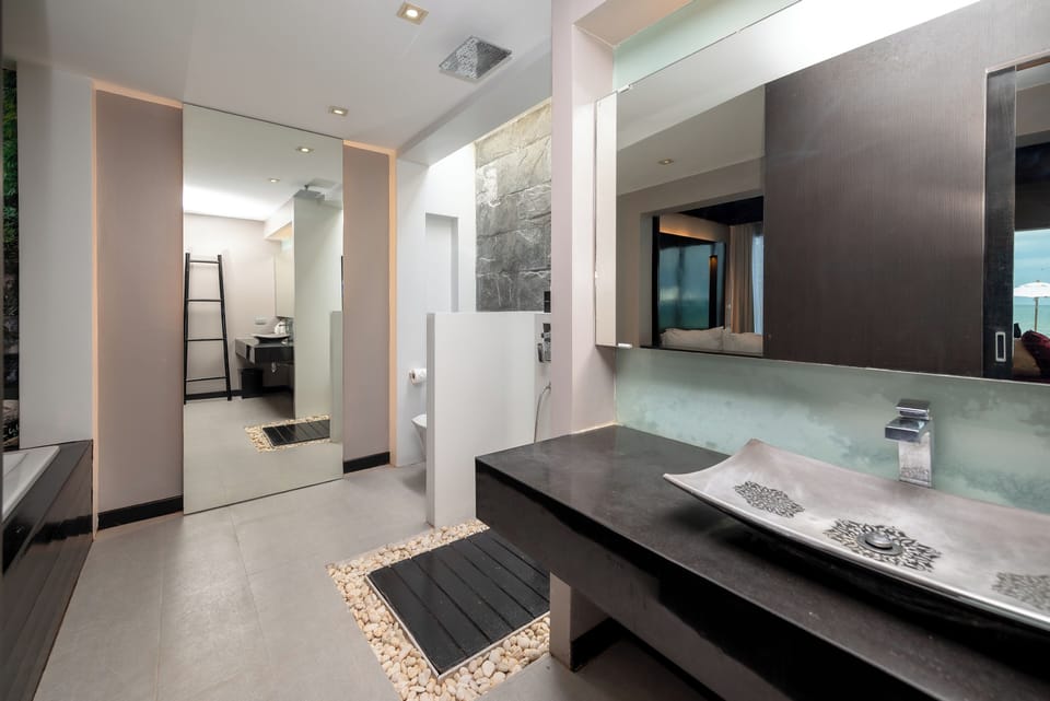 Poolside Villa | Bathroom | Separate tub and shower, rainfall showerhead, free toiletries
