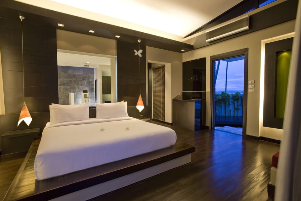 Poolside Villa | Premium bedding, minibar, in-room safe, desk