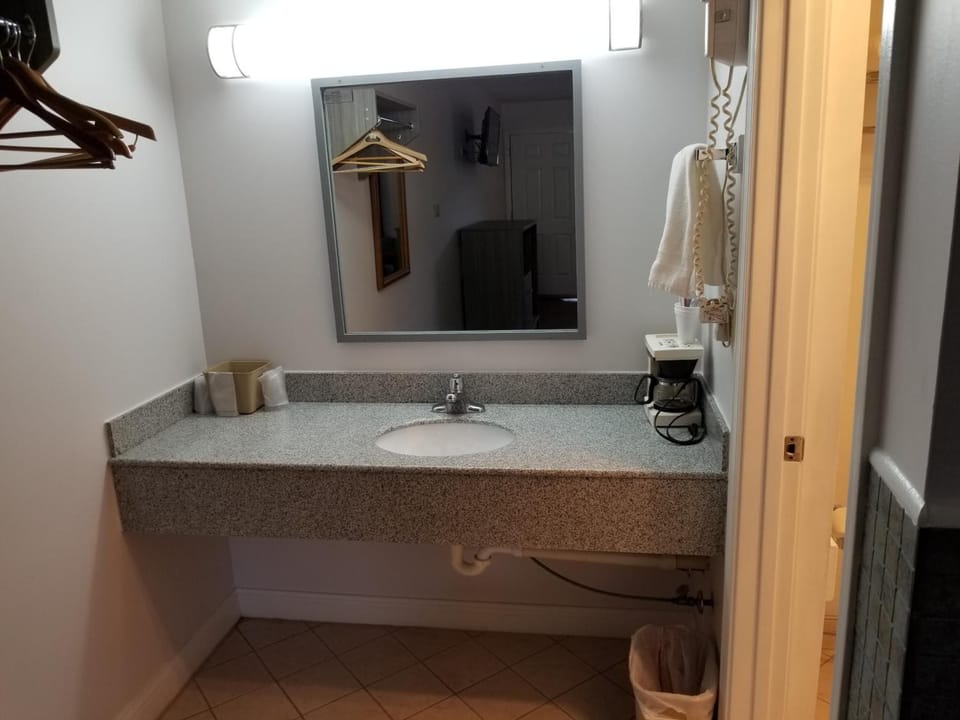 Combined shower/tub, towels