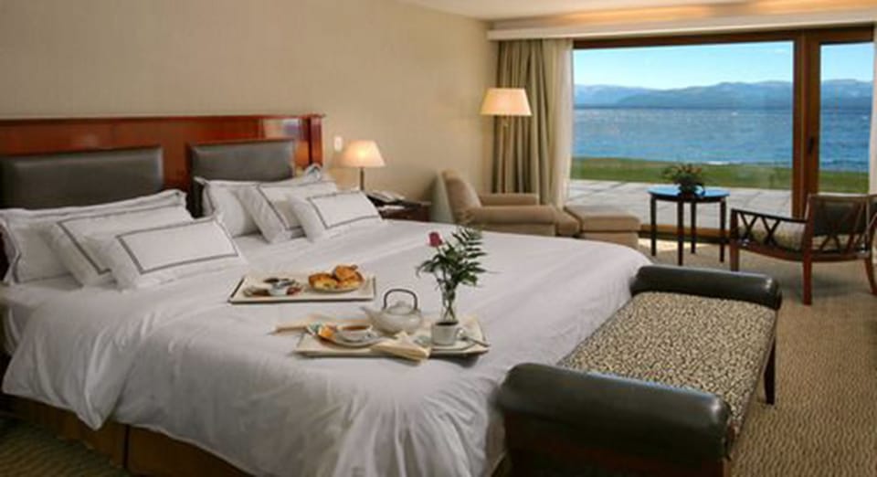 Comfort Suite, 1 King Bed, Lake View | Minibar, in-room safe, desk, blackout drapes