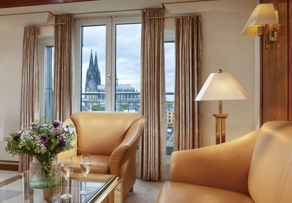 Deluxe Suite | Living area | Flat-screen TV, pay movies