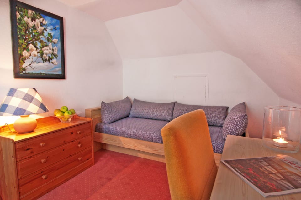 Deluxe Suite | Minibar, in-room safe, desk, soundproofing