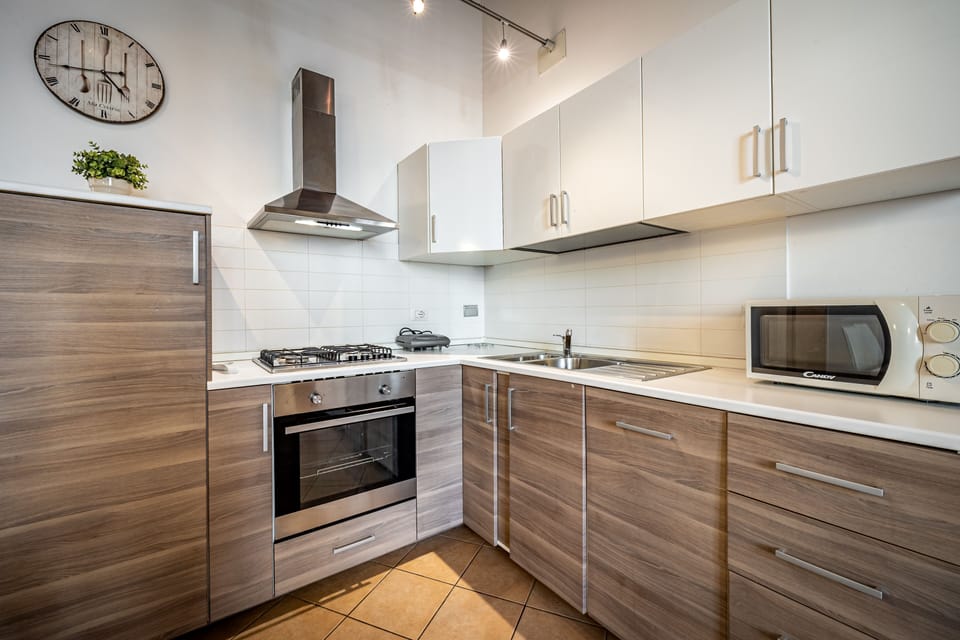 Private kitchen | Full-size fridge, microwave, oven, stovetop