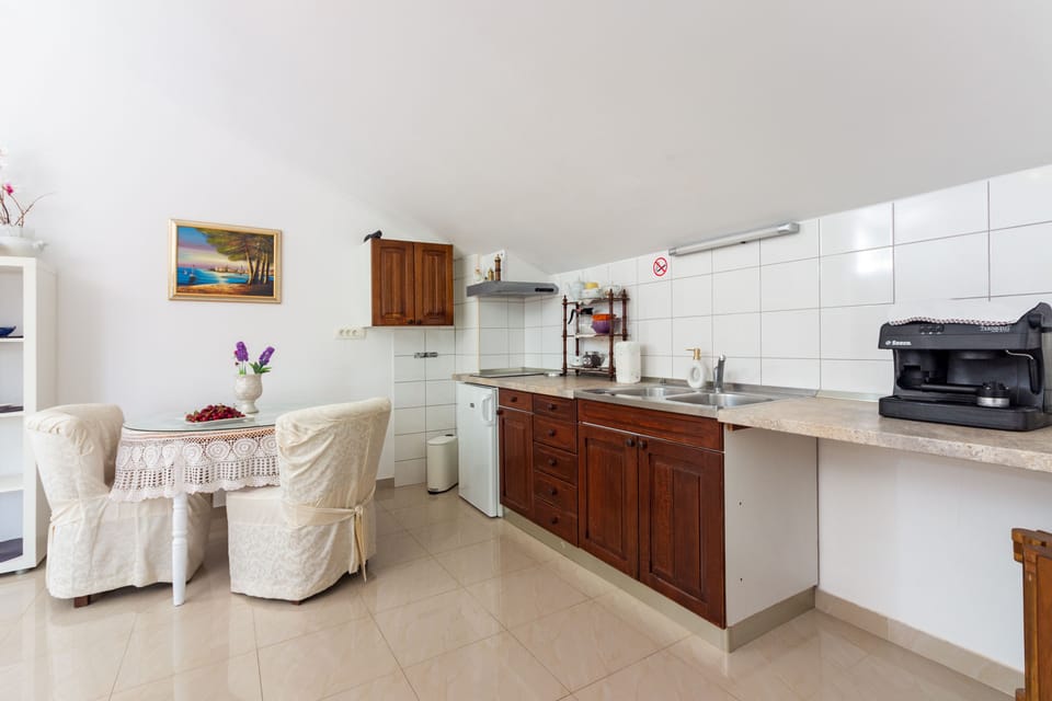 Studio, Pool View | Private kitchen | Electric kettle