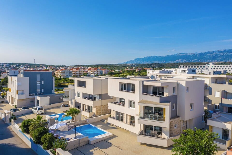 Apartments & Rooms Danivan Pool Villas Bed and Breakfast in Novalja