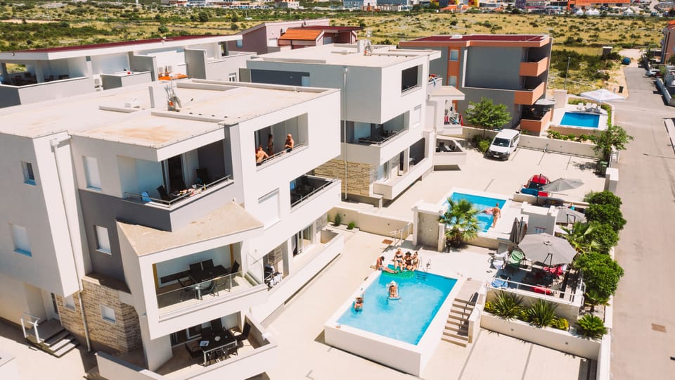 Apartments & Rooms Danivan Pool Villas Bed and Breakfast in Novalja