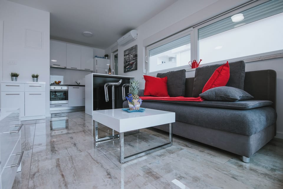 Deluxe Studio, Non Smoking, Pool Access | Living area | 45-inch flat-screen TV with cable channels, TV