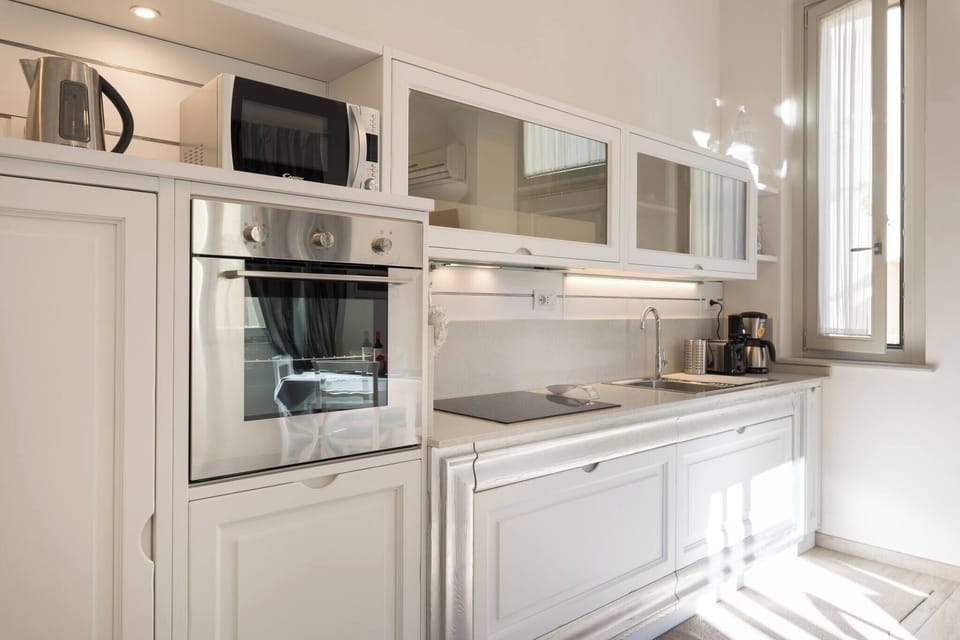 Apartment, 1 Bedroom, Kitchen | Private kitchen | Espresso maker, coffee/tea maker, full-size fridge, microwave