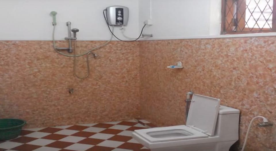 Standard Room | Bathroom | Shower, free toiletries