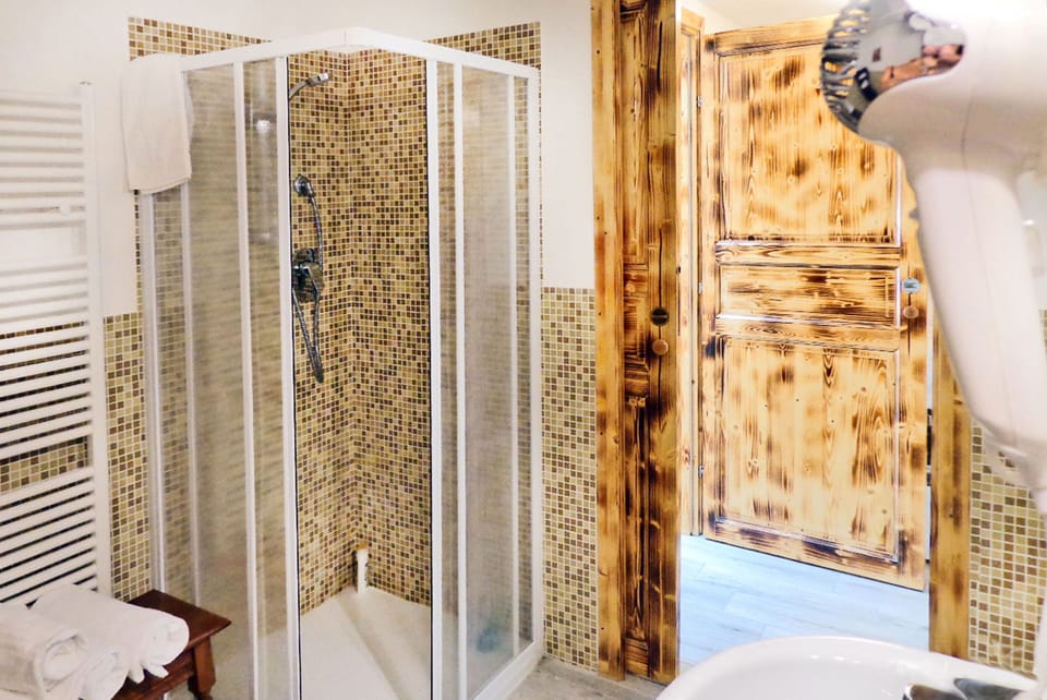 Superior Apartment | Bathroom | Shower, bidet, towels