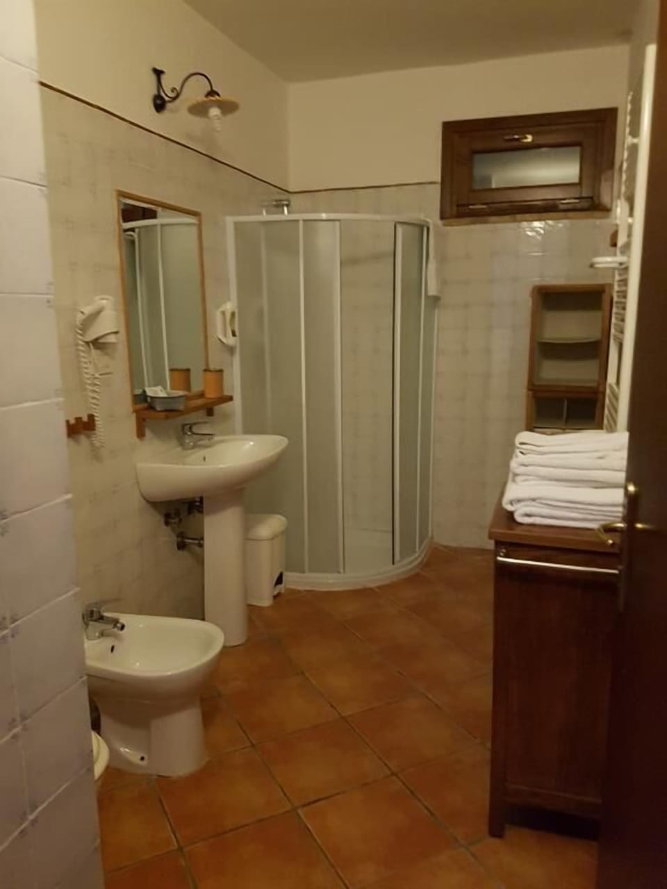 Classic Double Room | Bathroom | Shower, free toiletries, hair dryer, bidet