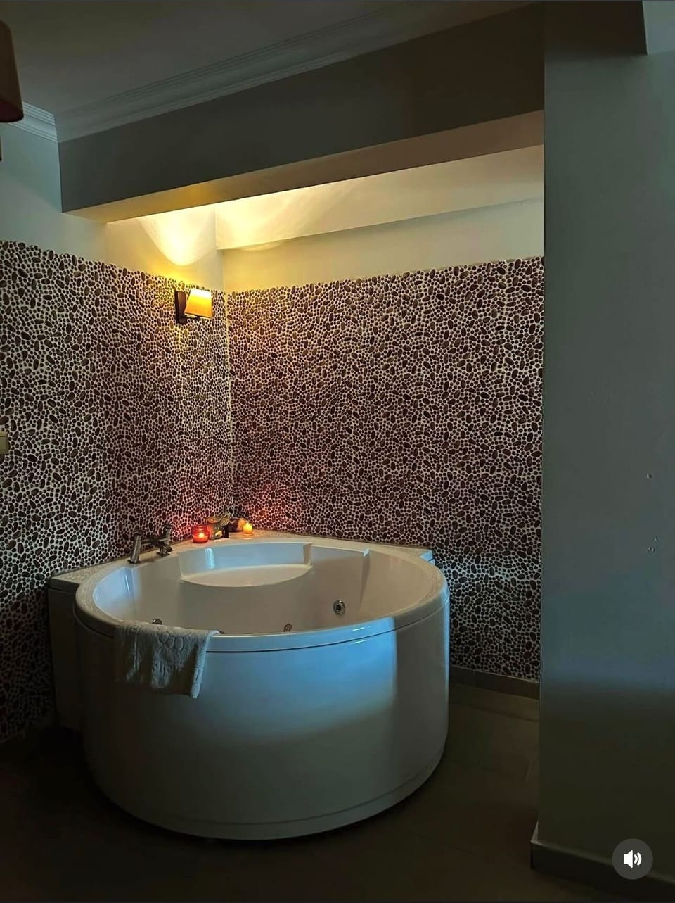 Double Room, Jetted Tub | Bathroom | Shower, free toiletries, slippers, towels