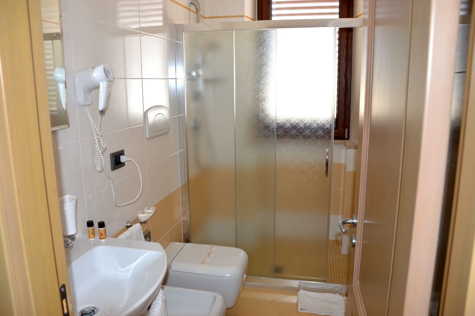 Comfort Apartment, 1 Bedroom | Bathroom | Shower, free toiletries, hair dryer, bidet