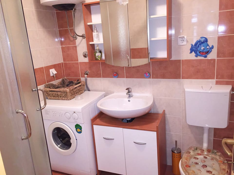 Comfort House, 3 Bedrooms, 2 Bathrooms, Garden View | Bathroom | Shower, hair dryer, towels, soap