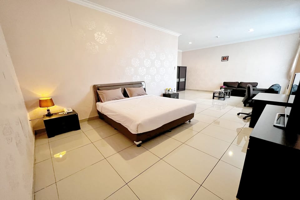 Deluxe Double Room | Desk, WiFi (free), bed sheets