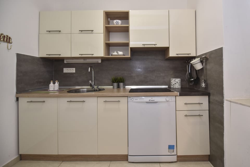 City House, 3 Bedrooms, Terrace, Garden View (Private Garden) | Private kitchenette | Full-size fridge, microwave, oven, stovetop