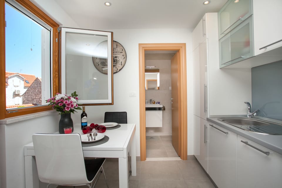 Apartment, Terrace | In-room dining
