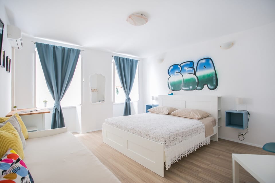 Blackout drapes, free WiFi, bed sheets