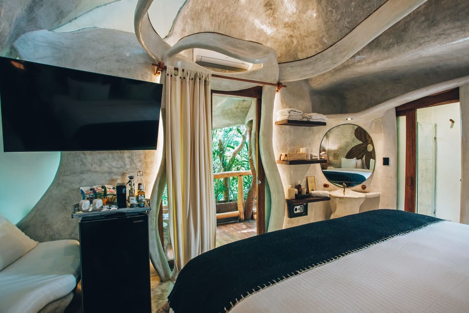 Orchid Suite | Down comforters, minibar, in-room safe, iron/ironing board (on request)