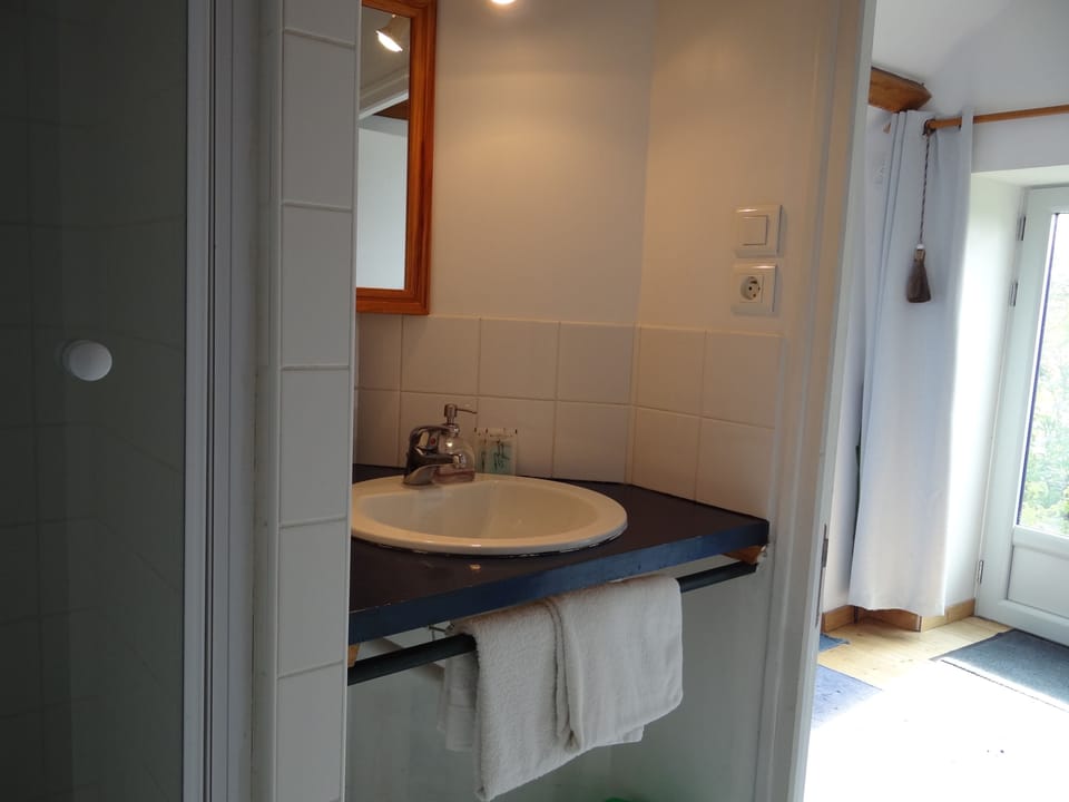 Double Room, Non Smoking, Vineyard View | Bathroom sink