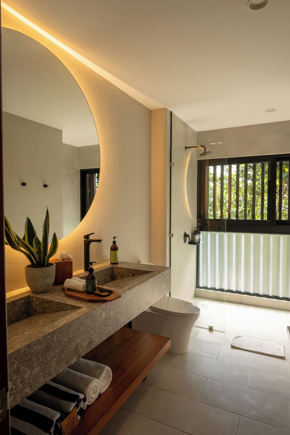 Forest King Room | Bathroom | Shower, hair dryer, towels