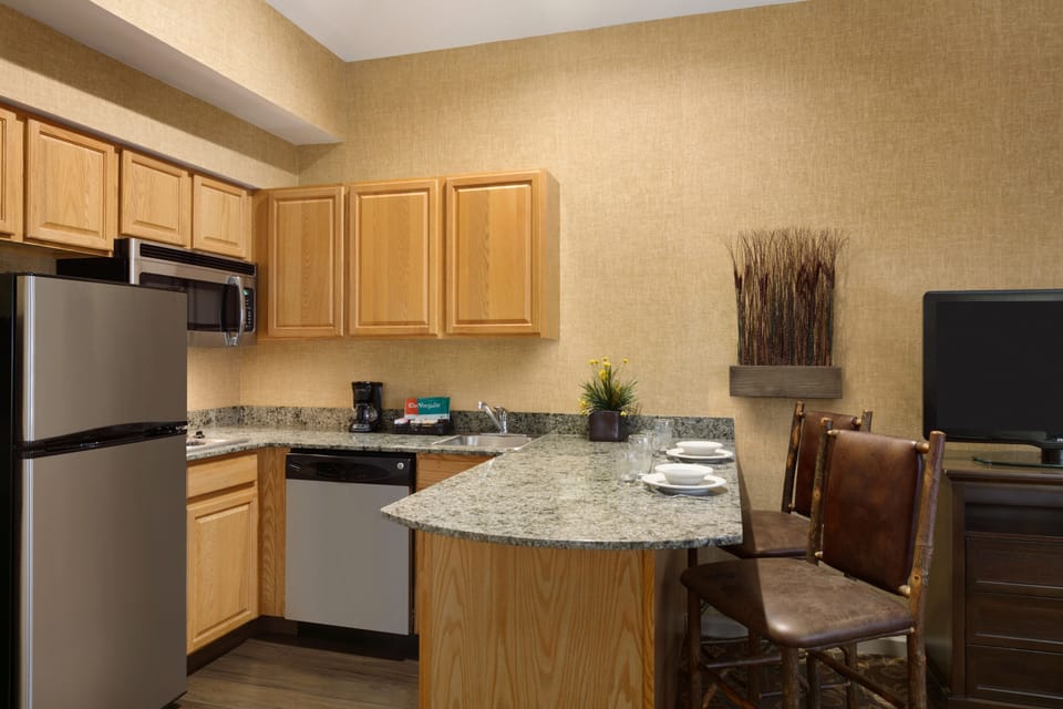 Deluxe Suite, 1 King Bed, Non Smoking | Private kitchen | Full-size fridge, microwave, stovetop, dishwasher