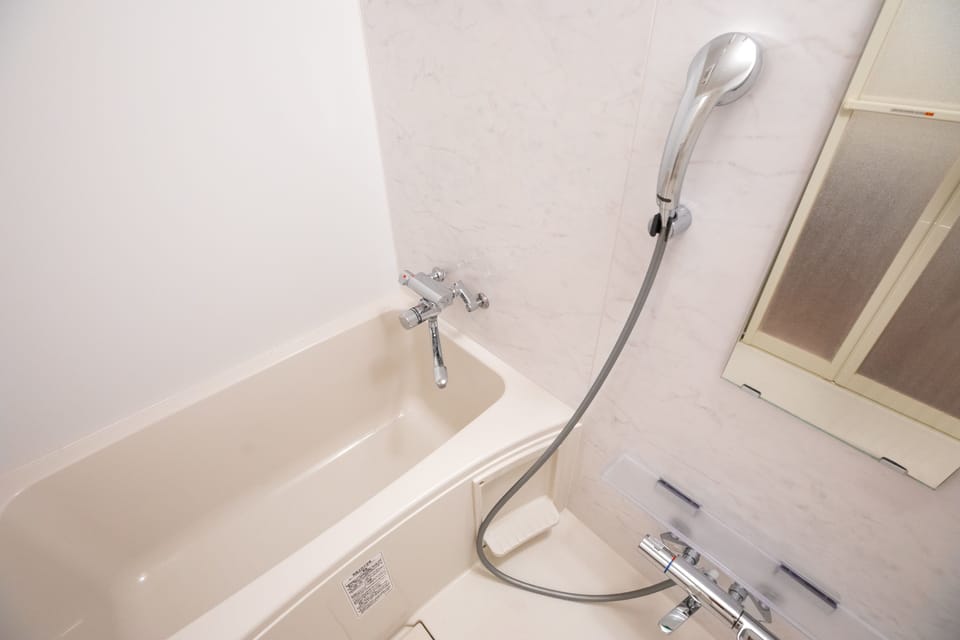Combined shower/tub, deep soaking tub, free toiletries, hair dryer