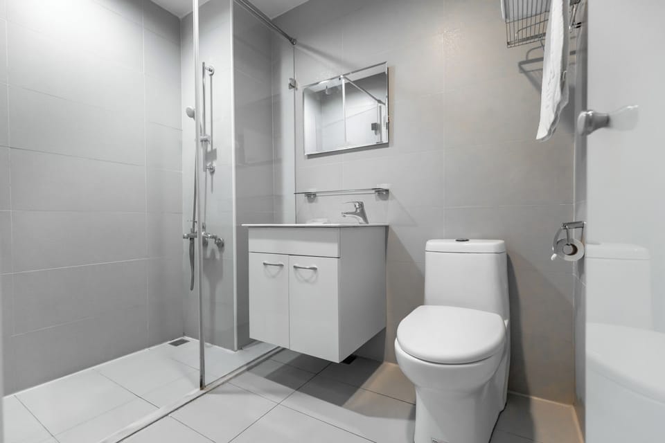 Deluxe Double Room with Balcony | Bathroom | Free toiletries, hair dryer, slippers, towels