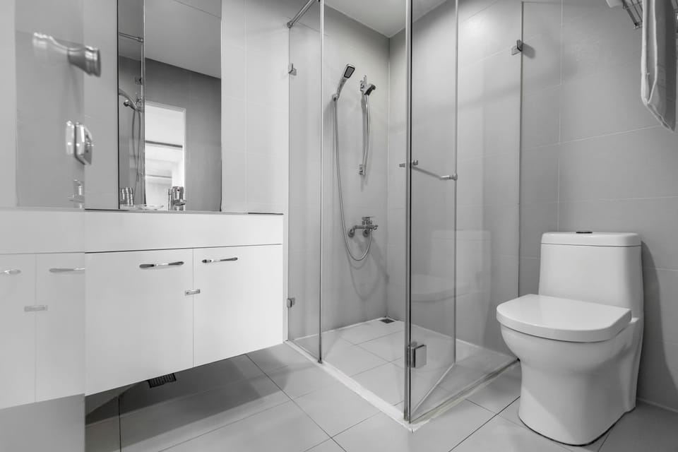 Superior Double Room | Bathroom | Free toiletries, hair dryer, slippers, towels
