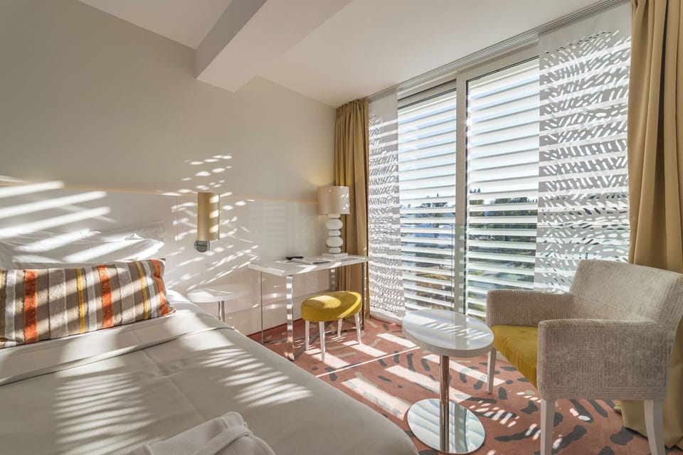 Double or Twin Room 22m² Courtyard/Park View with French Balcony | In-room safe, desk, free WiFi, bed sheets