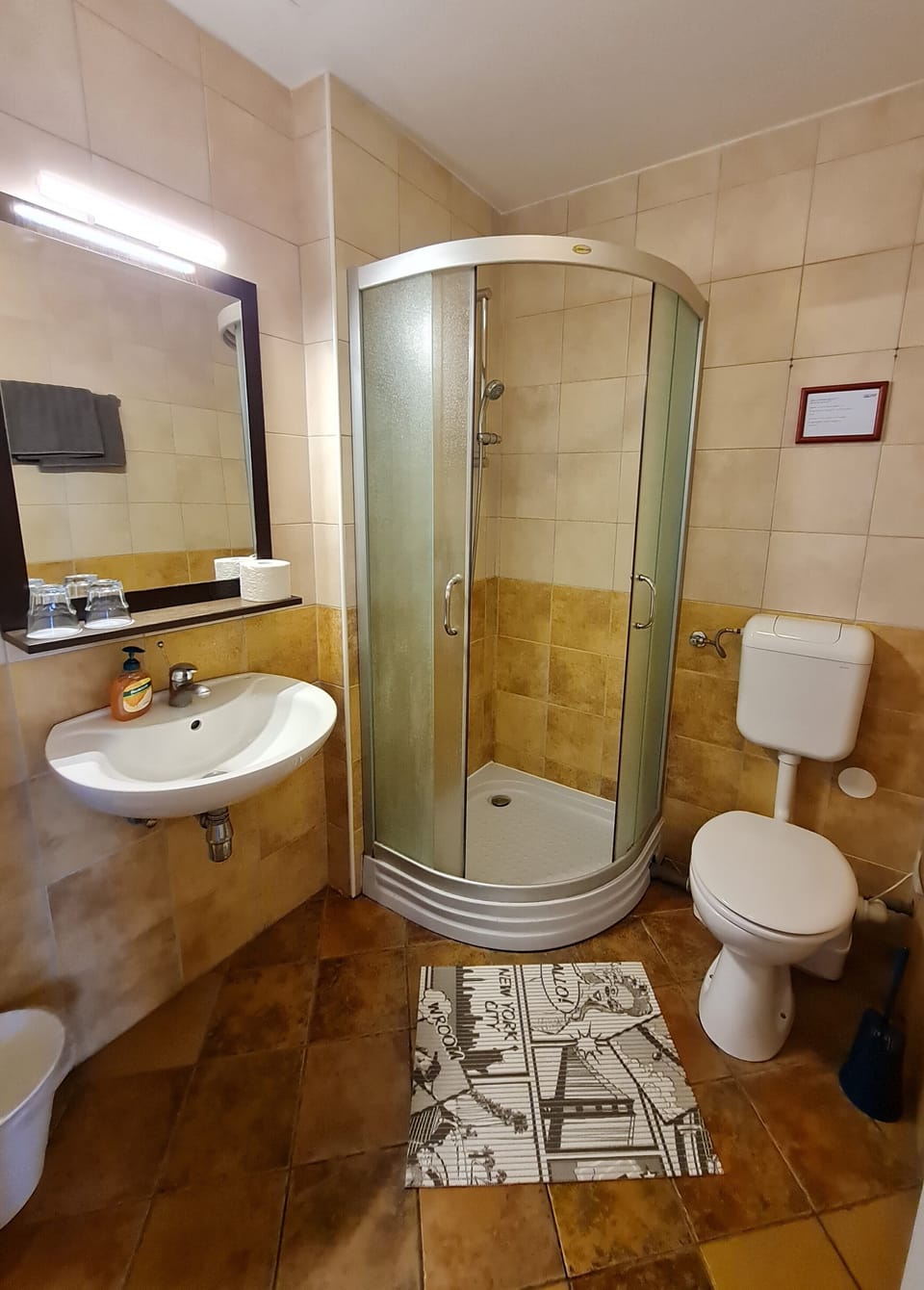 Deluxe Triple Room | Bathroom | Shower, free toiletries, hair dryer, towels